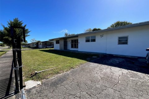 Снять в аренду виллу или дом в Майами, Флорида 6 спален, 202.53м2, № 2006525 - фото 3