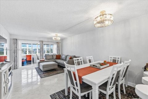 Купить кондоминиум в Помпано-Бич, Флорида 2 спальни, 102.19м2, № 2031895 - фото 8