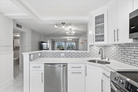 Купить кондоминиум в Помпано-Бич, Флорида 2 спальни, 102.19м2, № 2031895 - фото 3