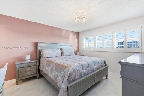 Купить кондоминиум в Помпано-Бич, Флорида 2 спальни, 102.19м2, № 2031895 - фото 13