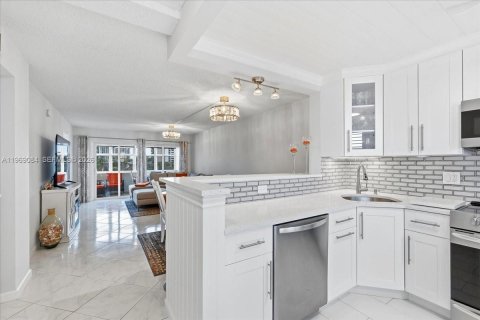 Купить кондоминиум в Помпано-Бич, Флорида 2 спальни, 102.19м2, № 2031895 - фото 4