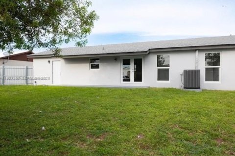House in Homestead, Florida 3 bedrooms, 123.93 sq.m. № 2188534 - photo 2
