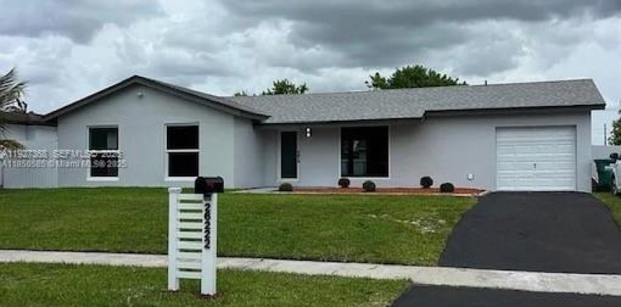 House in Homestead, Florida 3 bedrooms, 123.93 sq.m. № 2188534