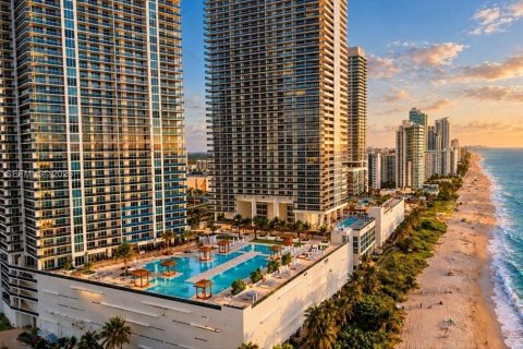 Condo in Hallandale Beach, Florida, 1 bedroom  № 2394556 - photo 2