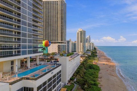 Condo in Hallandale Beach, Florida, 1 bedroom  № 2394556 - photo 27