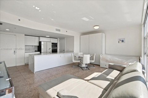 Condo in Hallandale Beach, Florida, 1 bedroom  № 2394556 - photo 13