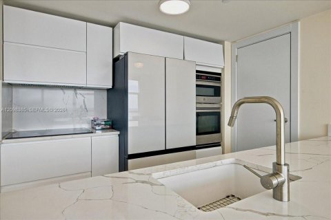 Condo in Hallandale Beach, Florida, 1 bedroom  № 2394556 - photo 8
