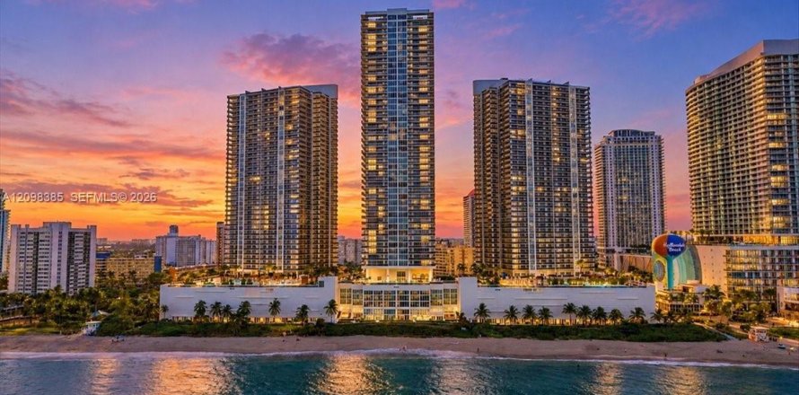 Condo in Hallandale Beach, Florida, 1 bedroom  № 2394556