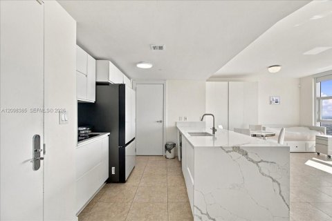 Condo in Hallandale Beach, Florida, 1 bedroom  № 2394556 - photo 5