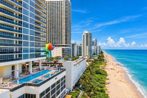 Condo in Hallandale Beach, Florida, 1 bedroom  № 2394556 - photo 28