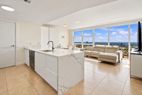 Condo in Hallandale Beach, Florida, 1 bedroom  № 2394556 - photo 4