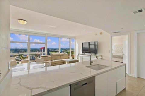 Condo in Hallandale Beach, Florida, 1 bedroom  № 2394556 - photo 11