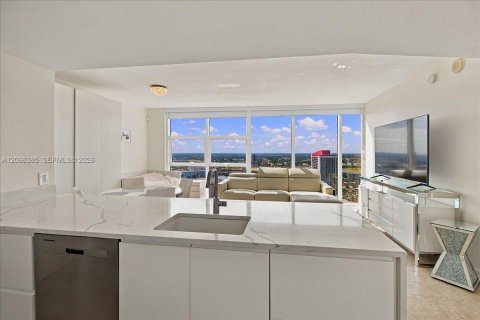 Condo in Hallandale Beach, Florida, 1 bedroom  № 2394556 - photo 9