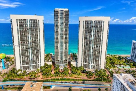 Condo in Hallandale Beach, Florida, 1 bedroom  № 2394556 - photo 23