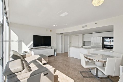 Condo in Hallandale Beach, Florida, 1 bedroom  № 2394556 - photo 12