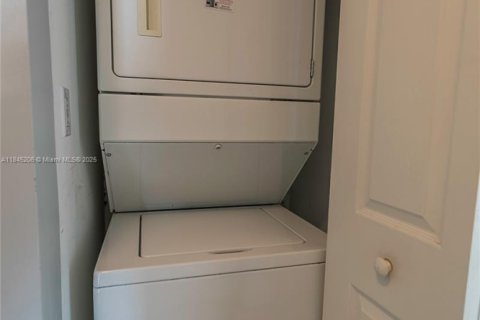 Condo in Miami, Florida, 1 bedroom  № 1888895 - photo 15