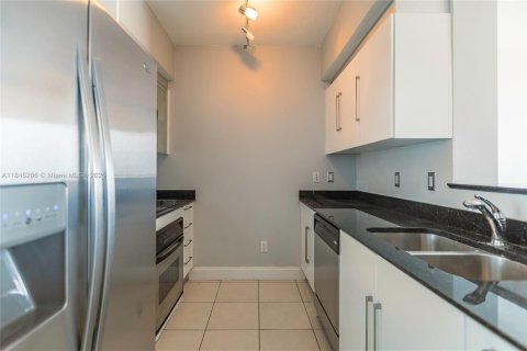 Condo in Miami, Florida, 1 bedroom  № 1888895 - photo 7