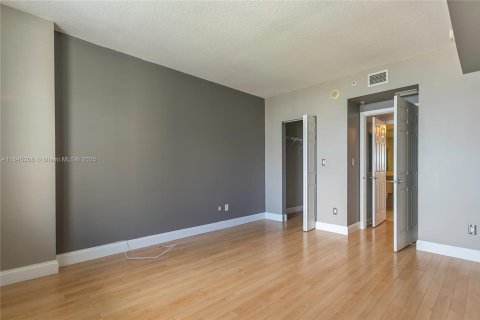 Condo in Miami, Florida, 1 bedroom  № 1888895 - photo 14