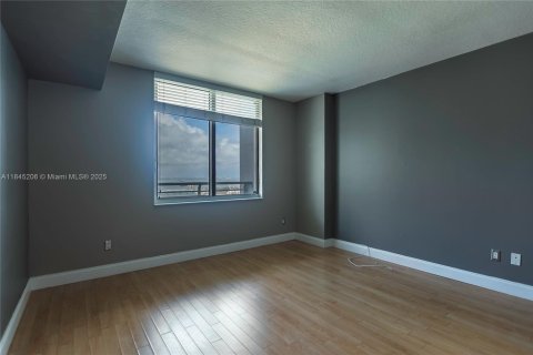 Condo in Miami, Florida, 1 bedroom  № 1888895 - photo 11