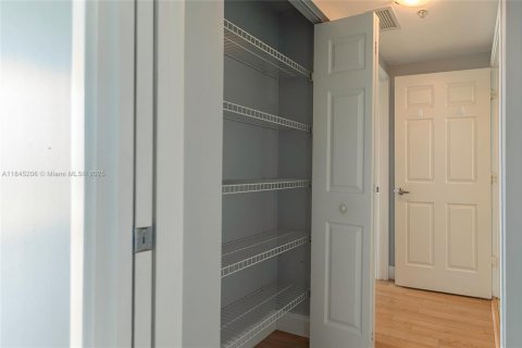 Condo in Miami, Florida, 1 bedroom  № 1888895 - photo 16
