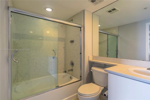 Condo in Miami, Florida, 1 bedroom  № 1888895 - photo 12