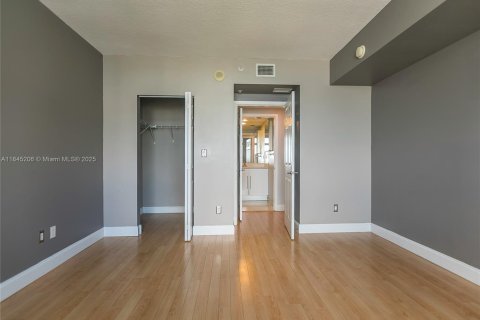 Condo in Miami, Florida, 1 bedroom  № 1888895 - photo 13
