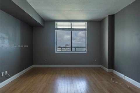 Condo in Miami, Florida, 1 bedroom  № 1888895 - photo 10