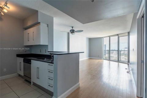 Condo in Miami, Florida, 1 bedroom  № 1888895 - photo 4