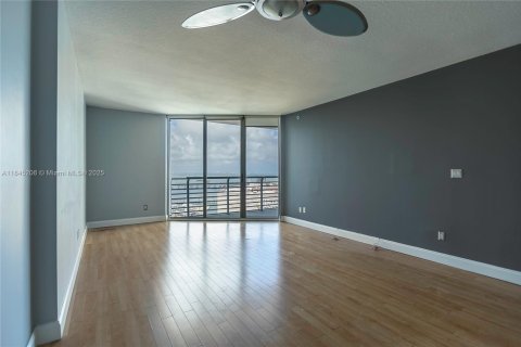 Condo in Miami, Florida, 1 bedroom  № 1888895 - photo 8