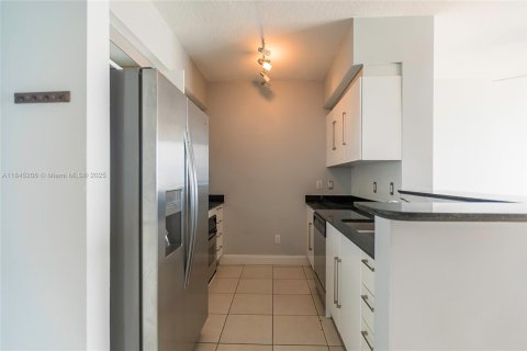 Condo in Miami, Florida, 1 bedroom  № 1888895 - photo 5