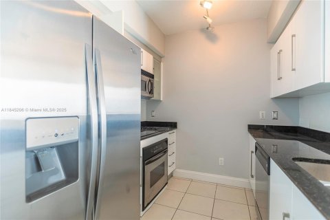 Condo in Miami, Florida, 1 bedroom  № 1888895 - photo 6