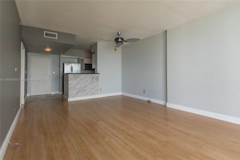 Condo in Miami, Florida, 1 bedroom  № 1888895 - photo 19