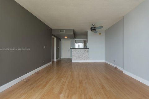 Condo in Miami, Florida, 1 bedroom  № 1888895 - photo 17