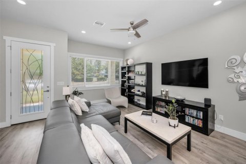 House in Tampa, Florida 3 bedrooms, 198.63 sq.m. № 1761921 - photo 3