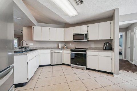 Casa en venta en Brandon, Florida, 4 dormitorios, 187.2 m2 № 1857883 - foto 12