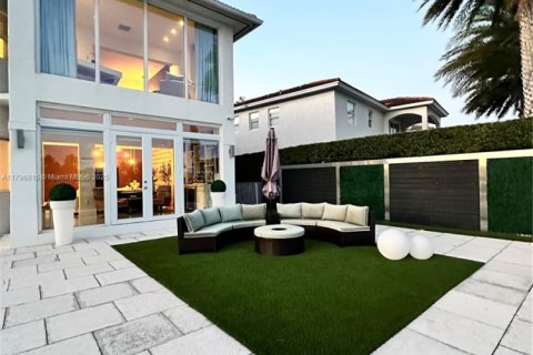 House in Doral, Florida 5 bedrooms, 388.8 sq.m. № 1978048 - photo 10