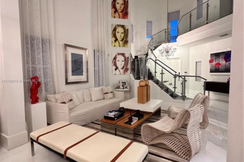 House in Doral, Florida 5 bedrooms, 388.8 sq.m. № 1978048 - photo 18