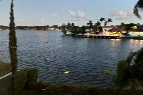 House in Doral, Florida 5 bedrooms, 388.8 sq.m. № 1978048 - photo 29