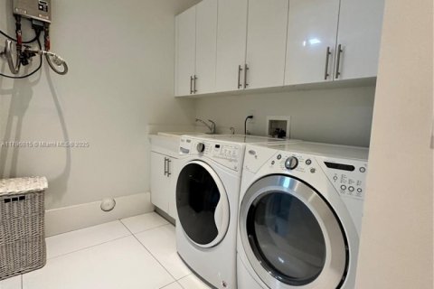 House in Doral, Florida 5 bedrooms, 388.8 sq.m. № 1978048 - photo 22