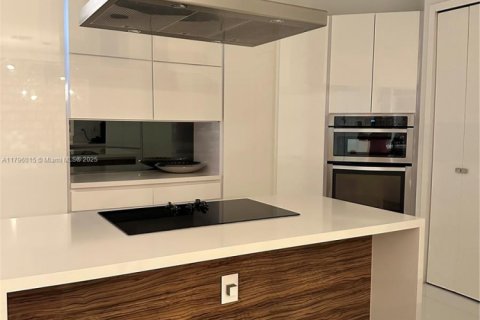 House in Doral, Florida 5 bedrooms, 388.8 sq.m. № 1978048 - photo 24