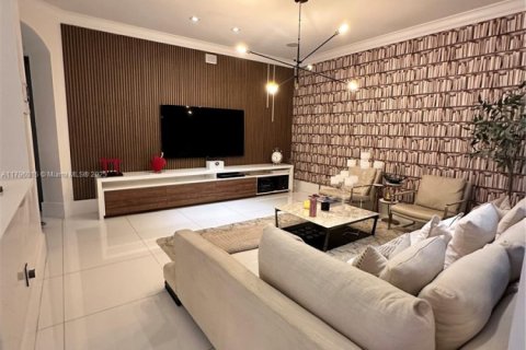 House in Doral, Florida 5 bedrooms, 388.8 sq.m. № 1978048 - photo 14