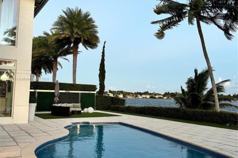 House in Doral, Florida 5 bedrooms, 388.8 sq.m. № 1978048 - photo 7