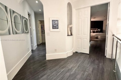 House in Doral, Florida 5 bedrooms, 388.8 sq.m. № 1978048 - photo 25