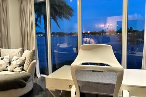 House in Doral, Florida 5 bedrooms, 388.8 sq.m. № 1978048 - photo 27