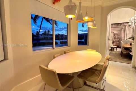 House in Doral, Florida 5 bedrooms, 388.8 sq.m. № 1978048 - photo 15