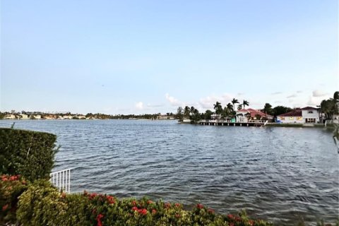 House in Doral, Florida 5 bedrooms, 388.8 sq.m. № 1978048 - photo 12