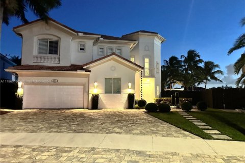 House in Doral, Florida 5 bedrooms, 388.8 sq.m. № 1978048 - photo 1