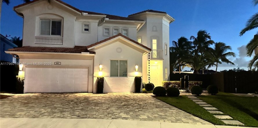 House in Doral, Florida 5 bedrooms, 388.8 sq.m. № 1978048
