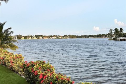 House in Doral, Florida 5 bedrooms, 388.8 sq.m. № 1978048 - photo 11