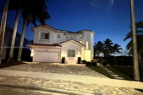 House in Doral, Florida 5 bedrooms, 388.8 sq.m. № 1978048 - photo 2